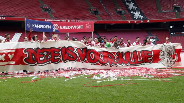 Ajax kwam na de wedstrijd met een eerbetoon voor de eigen fans.