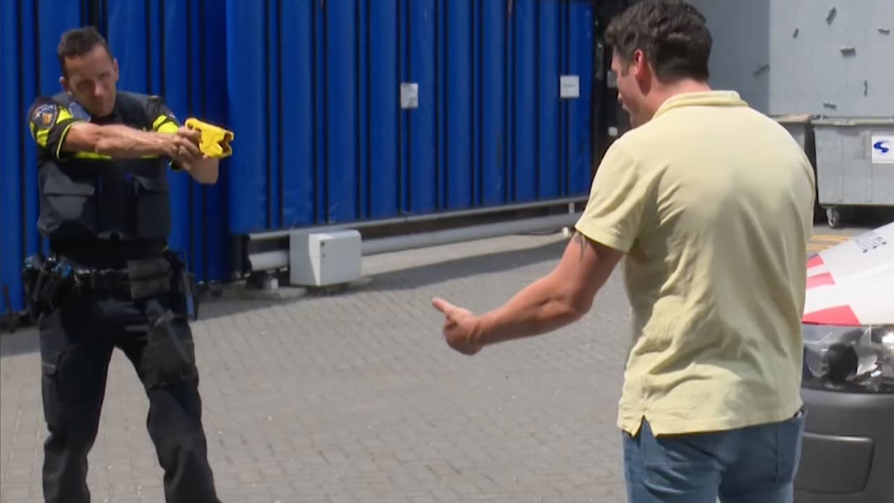 Beeld uit video: Politie demonstreert gebruik stroomstootwapen in Rotterdam