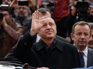 Partij van Erdogan haalt absolute meerderheid bij Turkse verkiezingen