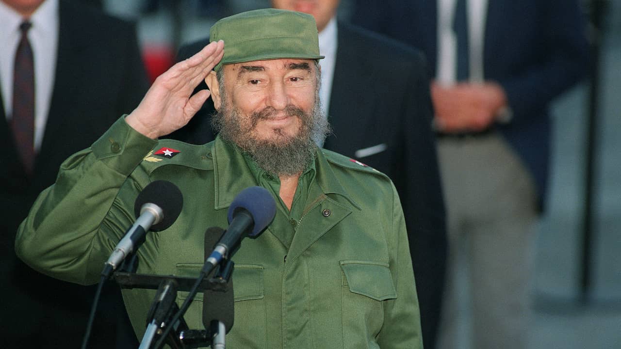 Fidel Castro salueert journalisten bij aankomst in Montevideo in 1995.  