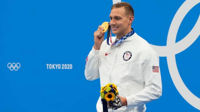 Een vertrouwd beeld in Tokio: Caeleb Dressel met goud om zijn nek.