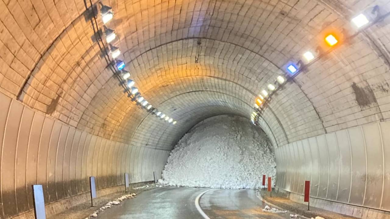 Beeld uit video: Muur van sneeuw blokkeert Italiaanse tunnel