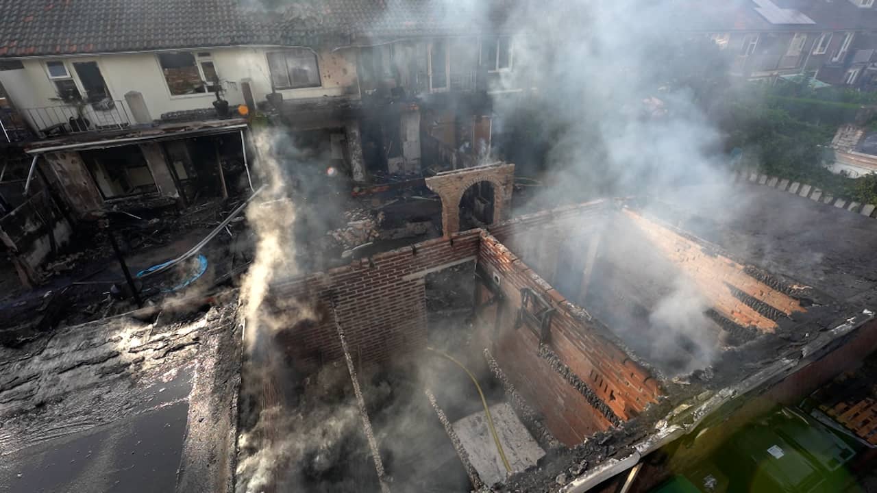 Beeld uit video: Zes huizen flink beschadigd door grote brand in Eindhoven