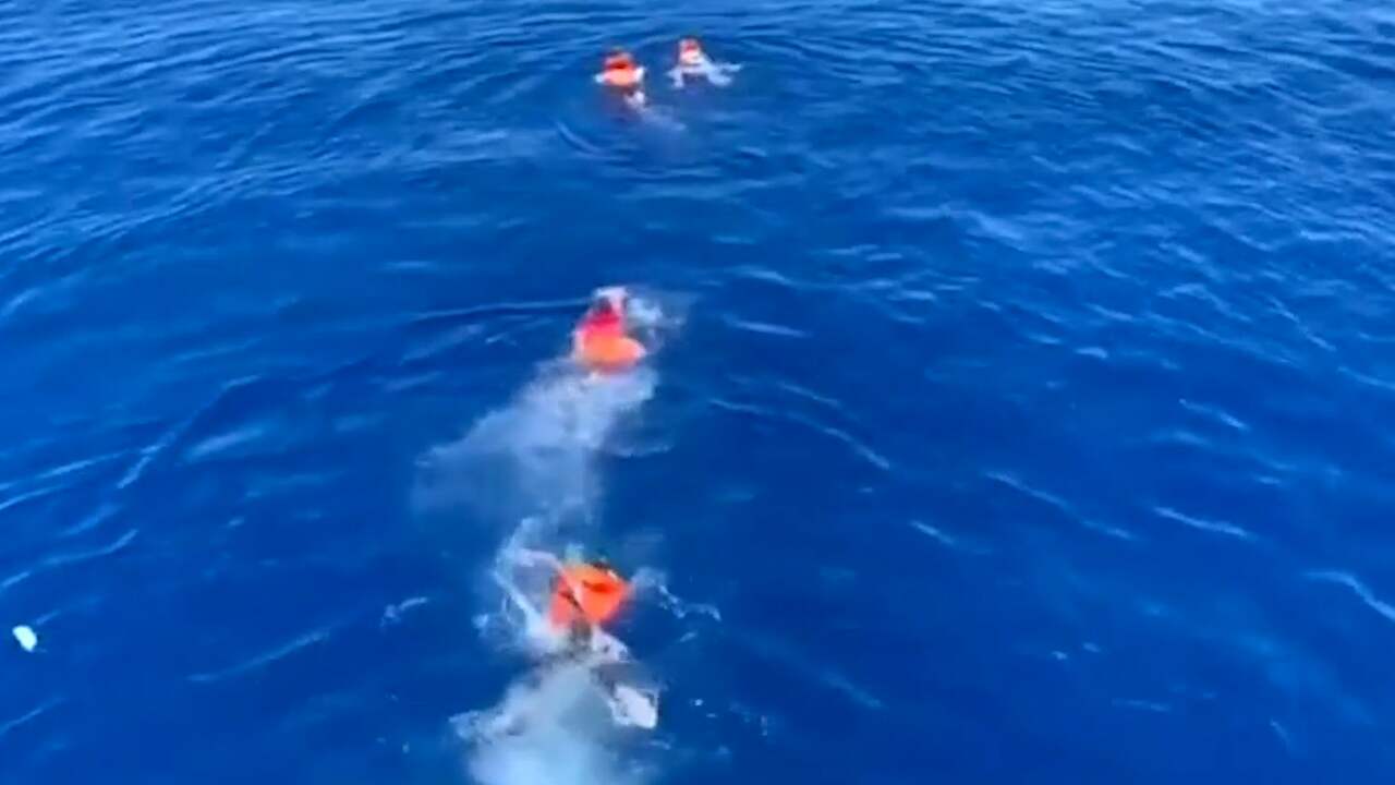 Beeld uit video: Migranten springen van reddingsboot Open Arms af