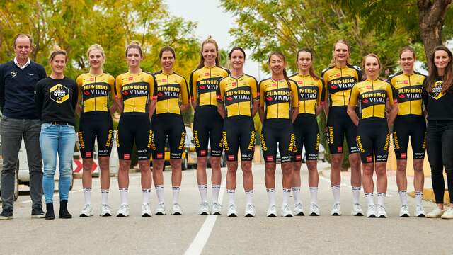 De volledige vrouwenploeg van Jumbo-Visma, met in het midden Marianne Vos en uiterst rechts Esra Tromp.