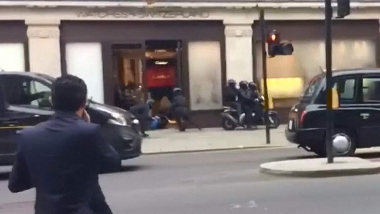 Dieven vluchten op scooter na overval op juwelier in Londen