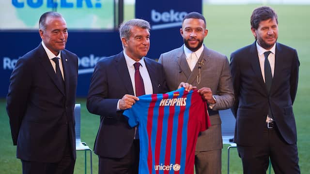 Memphis Depay werd door voorzitter Joan Laporta groots gepresenteerd bij FC Barcelona.