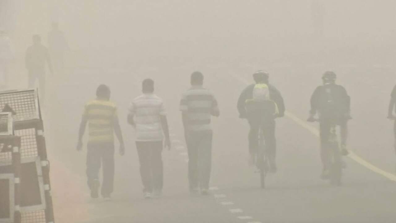Dikke smoglaag bedekt Indiase hoofdstad New Delhi