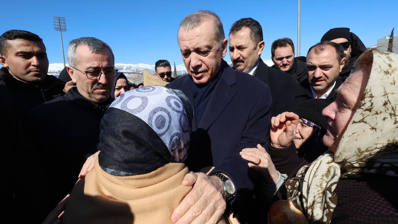 Beeld uit video: Erdogan bezoekt zwaar getroffen Turkse stad Kahramanmaras