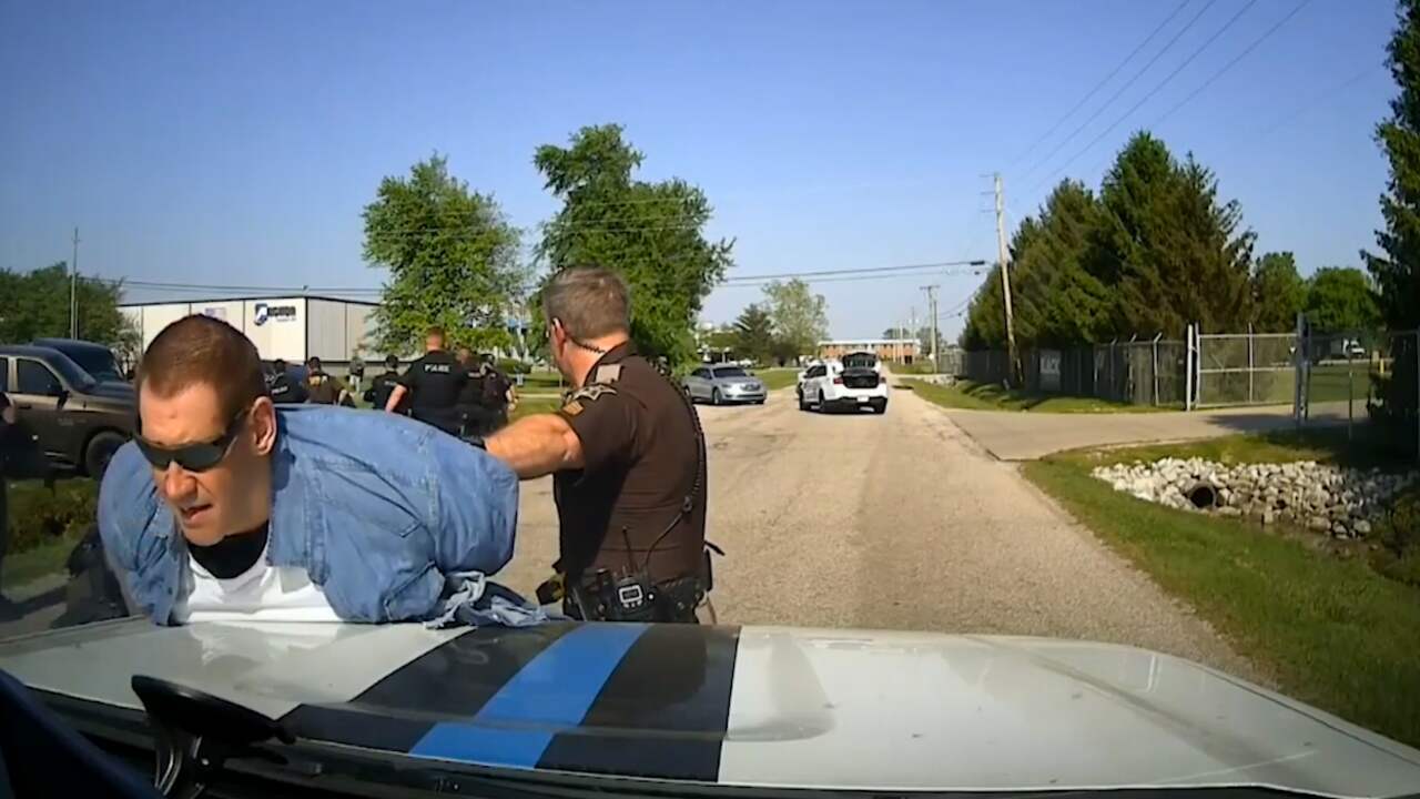 Beeld uit video: Dashcam filmt arrestatie voortvluchtige moordverdachte en bewaker VS