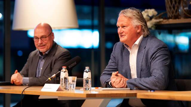 Pier Eringa, met op de achtergrond NOC*NSF-directeur Maurits Hendriks.