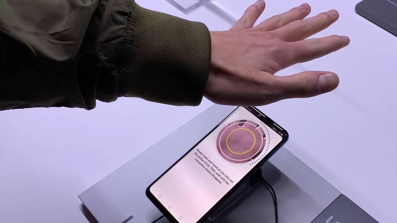 Beeld uit video: Eerste beelden G8 ThinQ-smartphone met handpalmscanner