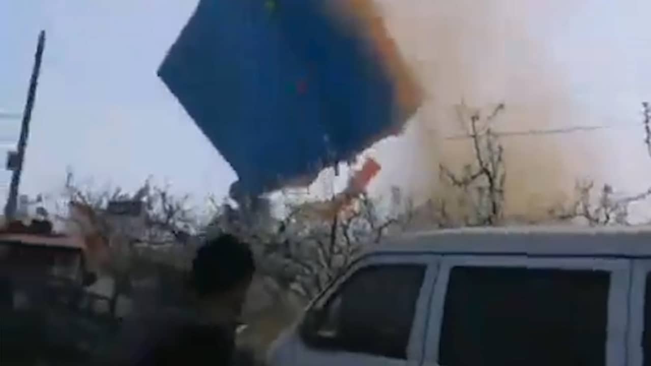Tornado in China sleurt springkasteel meters de lucht in