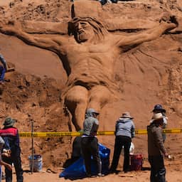Video | Zandsculpturen in Bolivia beelden het paasverhaal uit