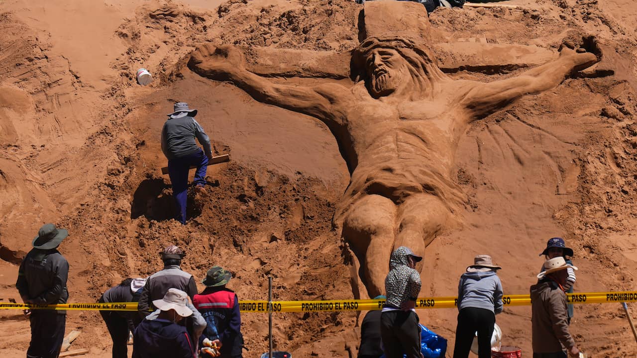 Beeld uit video: Zandsculpturen in Bolivia beelden het paasverhaal uit