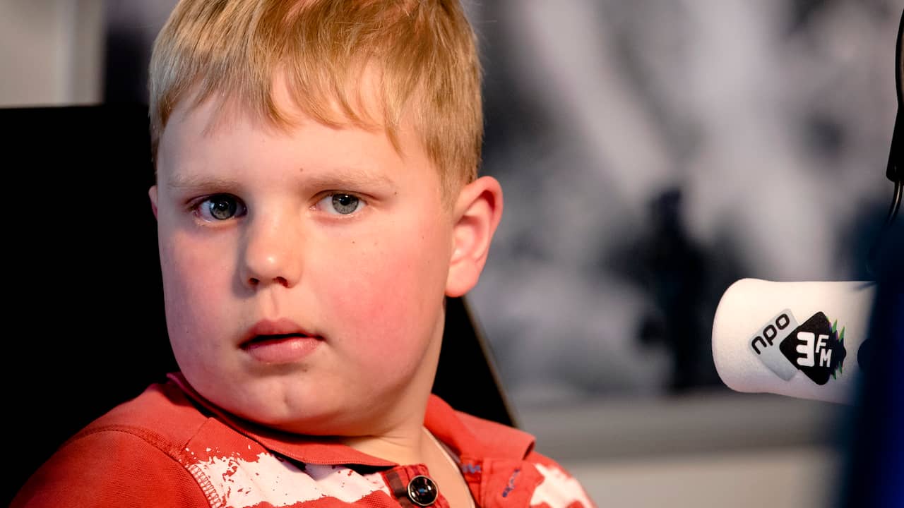 Beeld uit video: Hoe de 6-jarige Tijn heel Nederland aan het nagellakken bracht