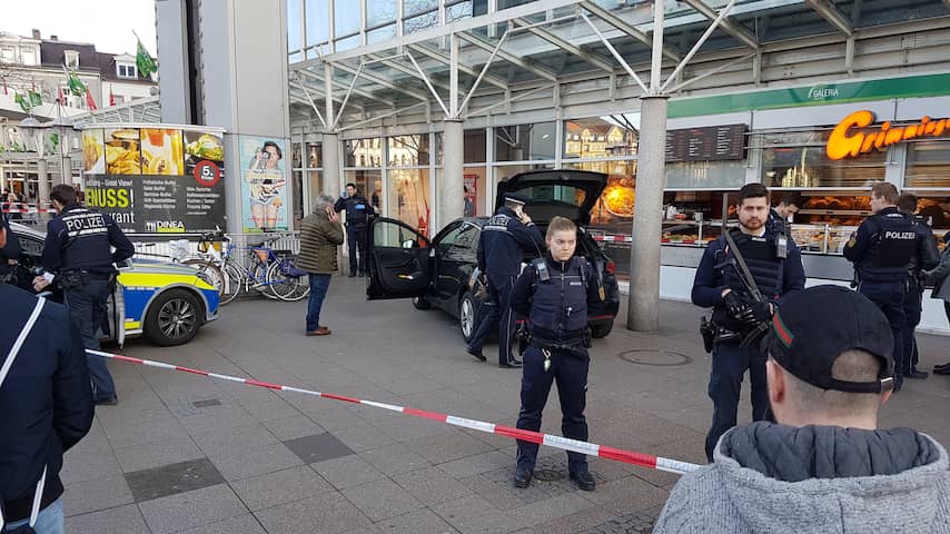 Dode nadat man op mensen inrijdt met auto in Duitsland