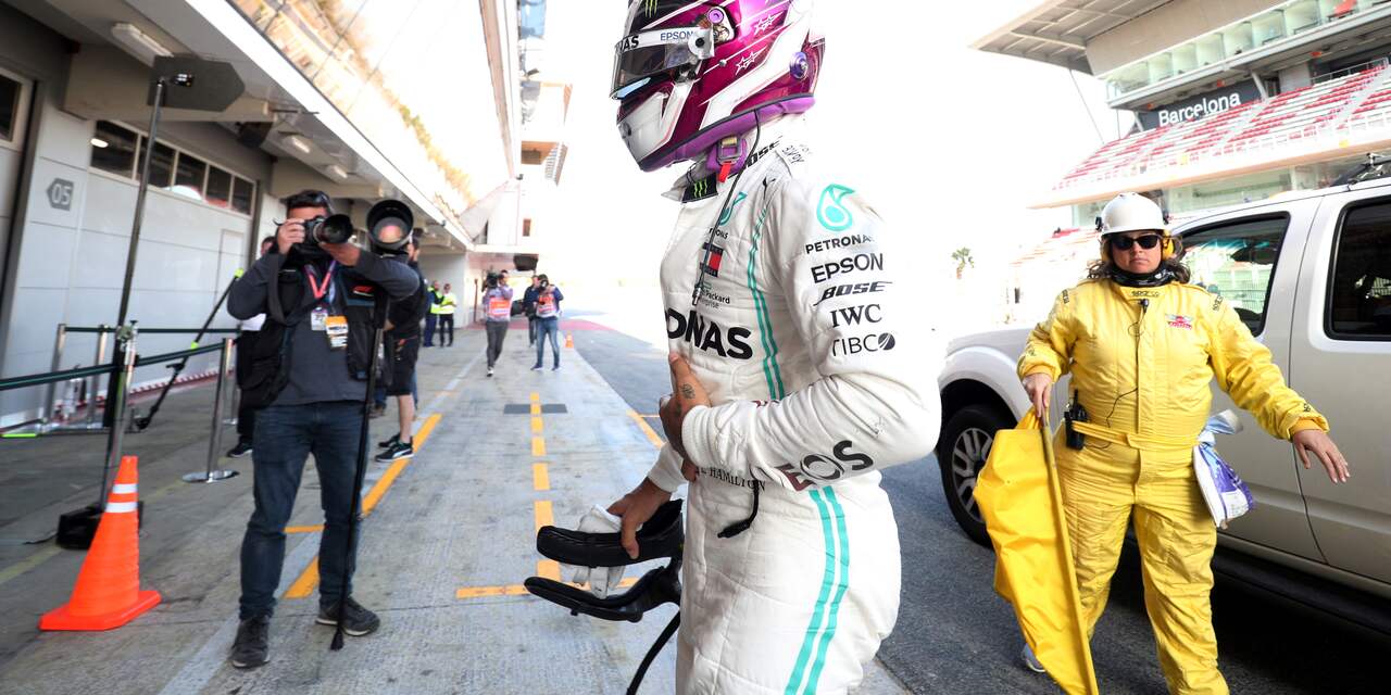 Hamilton valt op voorlaatste testdag stil na motorprobleem met Mercedes