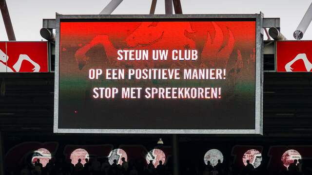 FC Twente riep zijn fans op te stoppen met spreekkoren tegen scheidsrechter Jochem Kamphuis.
