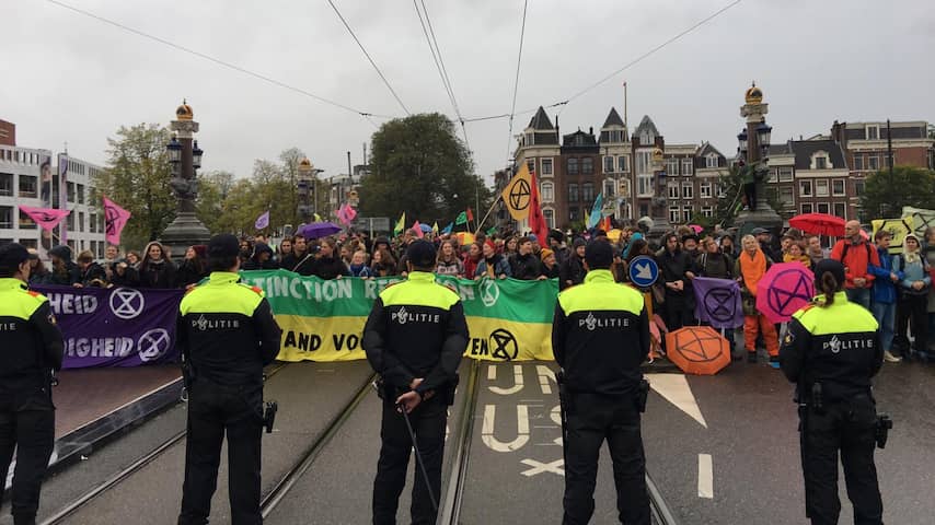 130 klimaatbetogers in Amsterdam opgepakt, recordaantal in protestweek