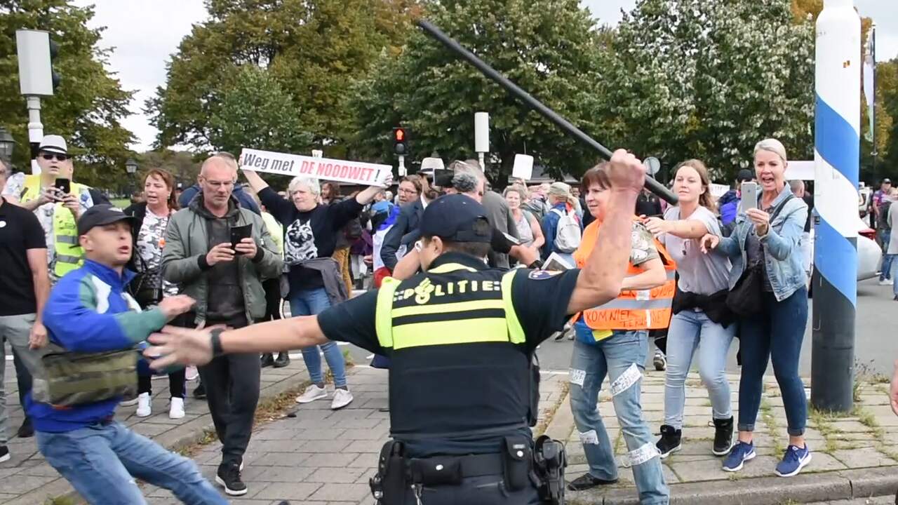 Beeld uit video: Politie gebruikt wapenstokken bij onrustig protest in Den Haag
