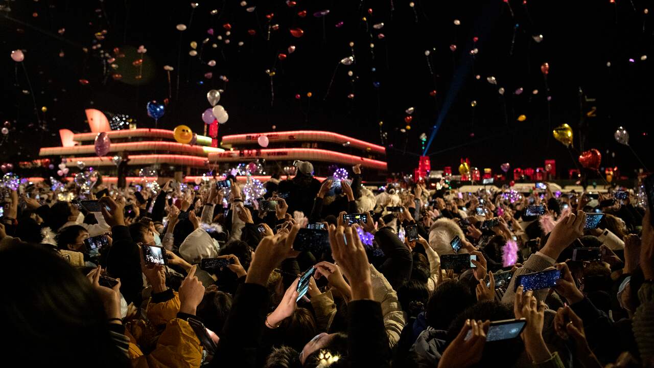 Een Reuters-correspondent heeft de indruk dat feestvierders niet echt bang zijn voor het virus. Wel zijn ze "voorzichtig", zeggen sommigen.