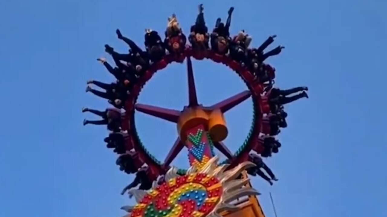 Beeld uit video: Bezoekers hangen ondersteboven in defecte kermisattractie in China