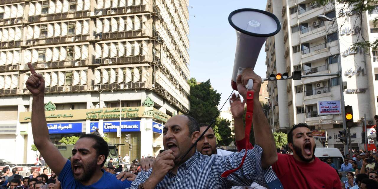 Egyptische troepen schieten traangas naar demonstranten Caïro