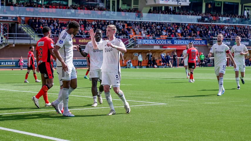 FC Volendam verliest ruim van Ajax en degradeert na twee jaar uit Eredivisie