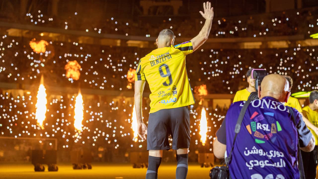 Beeld uit video: Gouden bal, vol stadion en vuurwerk: Benzema onthaald in Saoedi-Arabië