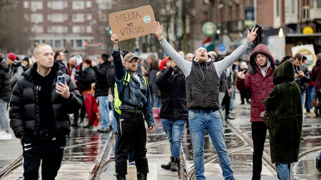 Het lukt de politie uiteindelijk om iedereen van het plein te krijgen. Betogers trekken zich terug en enkele tientallen demonstranten houden zich op in de zijstraten van het Museumplein.