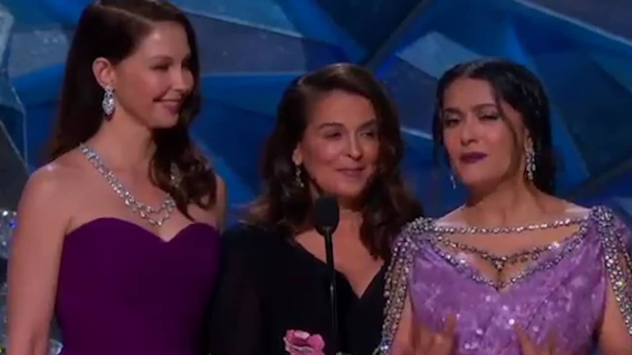 Salma Hayek en Ashley Judd emotioneel bij Time's Up-speech Oscars