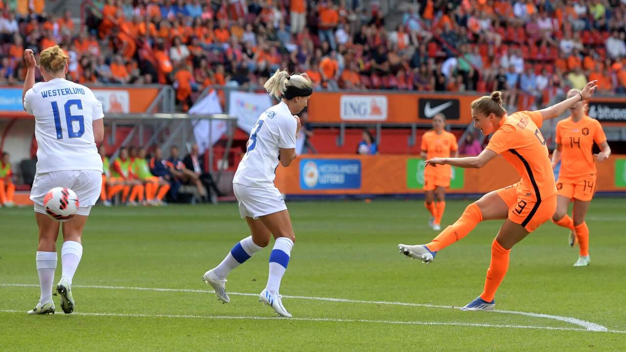 Vivianne Miedema maakte haar 92e en 93e doelpunt voor de Oranjevrouwen.
