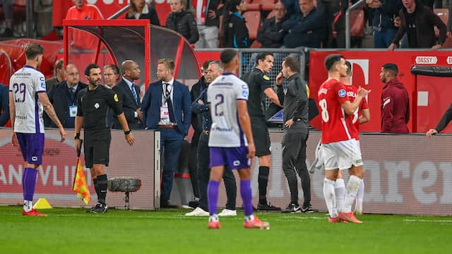 Scheidsrechter Richard Martens werd onterecht naar de kant geroepen door VAR Robin Gansner.
