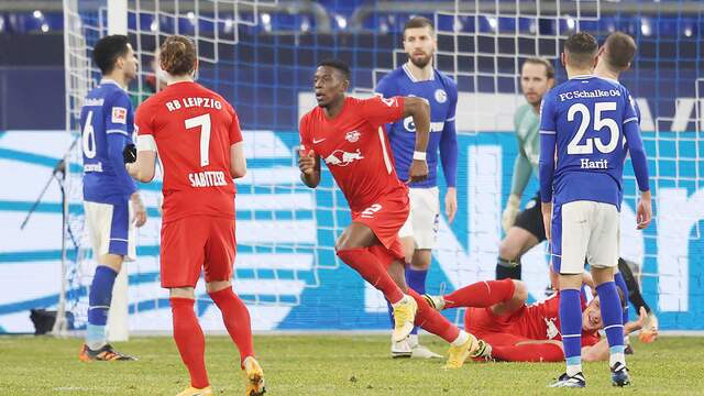 Nordi Mukiele viert zijn treffer tegen Schalke 04.