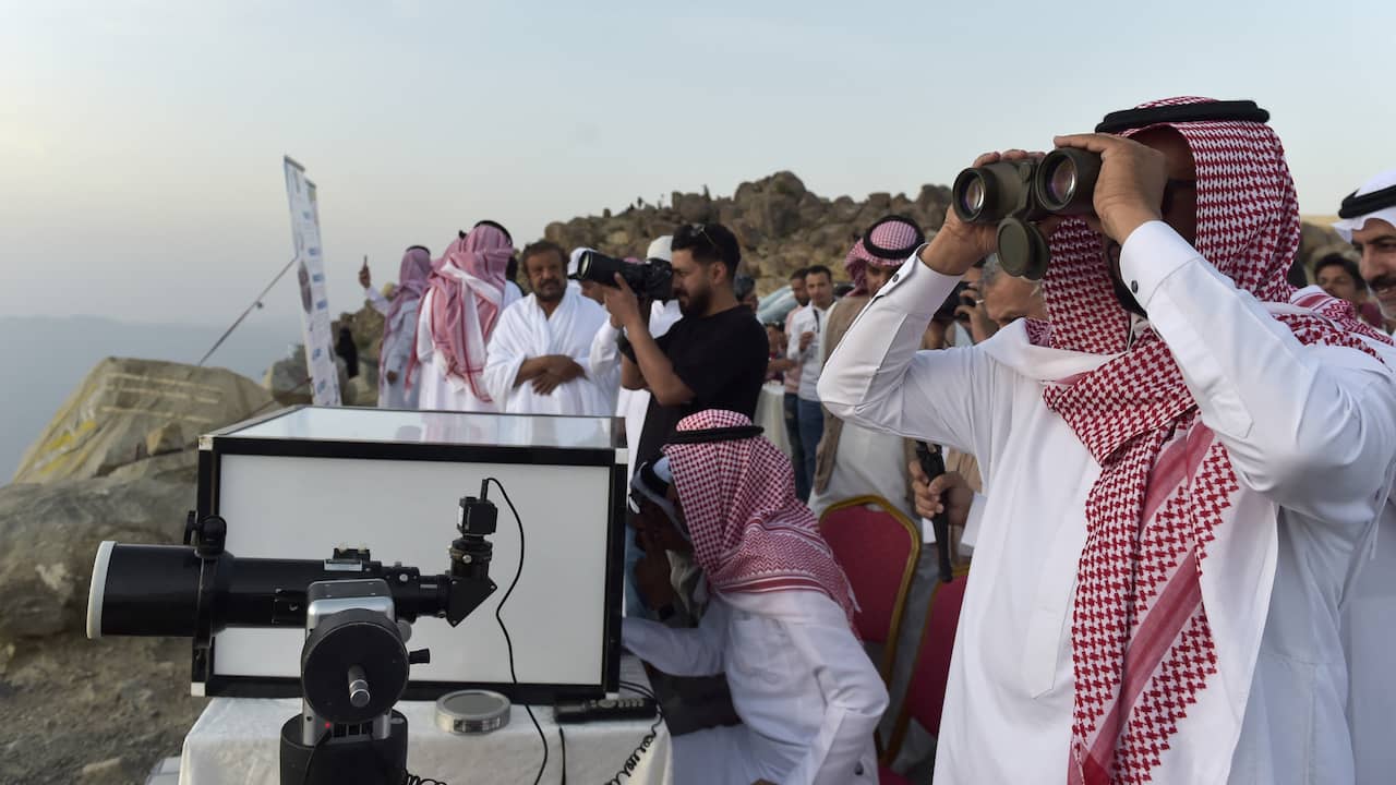 Arab Saudi: Orang Saudi melihat bulan dengan teropong untuk mengetahui kapan Ramadhan resmi dimulai.  Ini terjadi pada bulan sabit baru di bulan kesembilan dalam kalender lunar Islam.  Prapaskah berlanjut sampai bulan berikutnya.