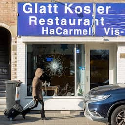 Politie pakt schreeuwende man op bij joods restaurant in Amsterdam