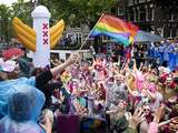 Amsterdamse grachten vol met regenboogboten tijdens Canal Parade
