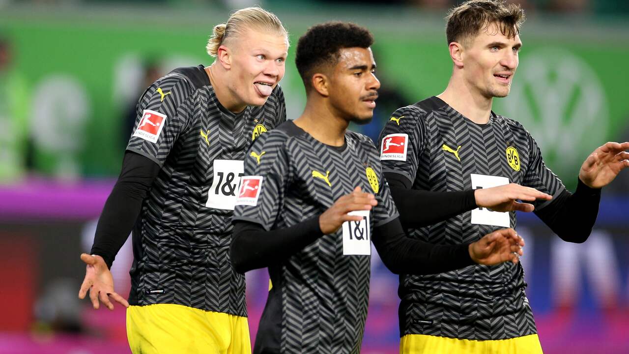 Erling Haaland viert zijn treffer met zijn ploeggenoten van Borussia Dortmund.