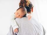 Baby vasthouden en ermee rondlopen blijkt beste manier om kind te kalmeren