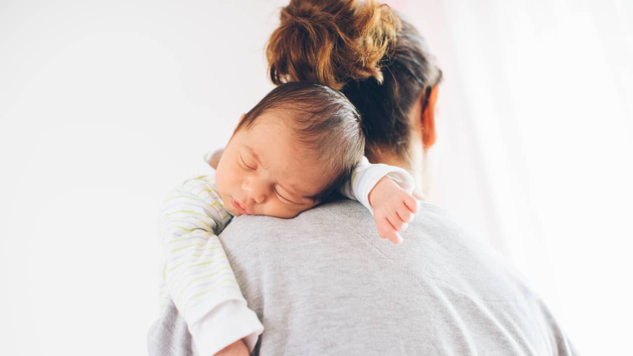 Tenir bébé et se promener avec semble être le meilleur moyen de calmer un enfant |  Science