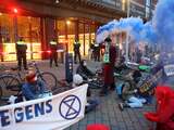 Klimaatactivisten Extinction Rebellion ketenen zich vast bij ministerie EZK