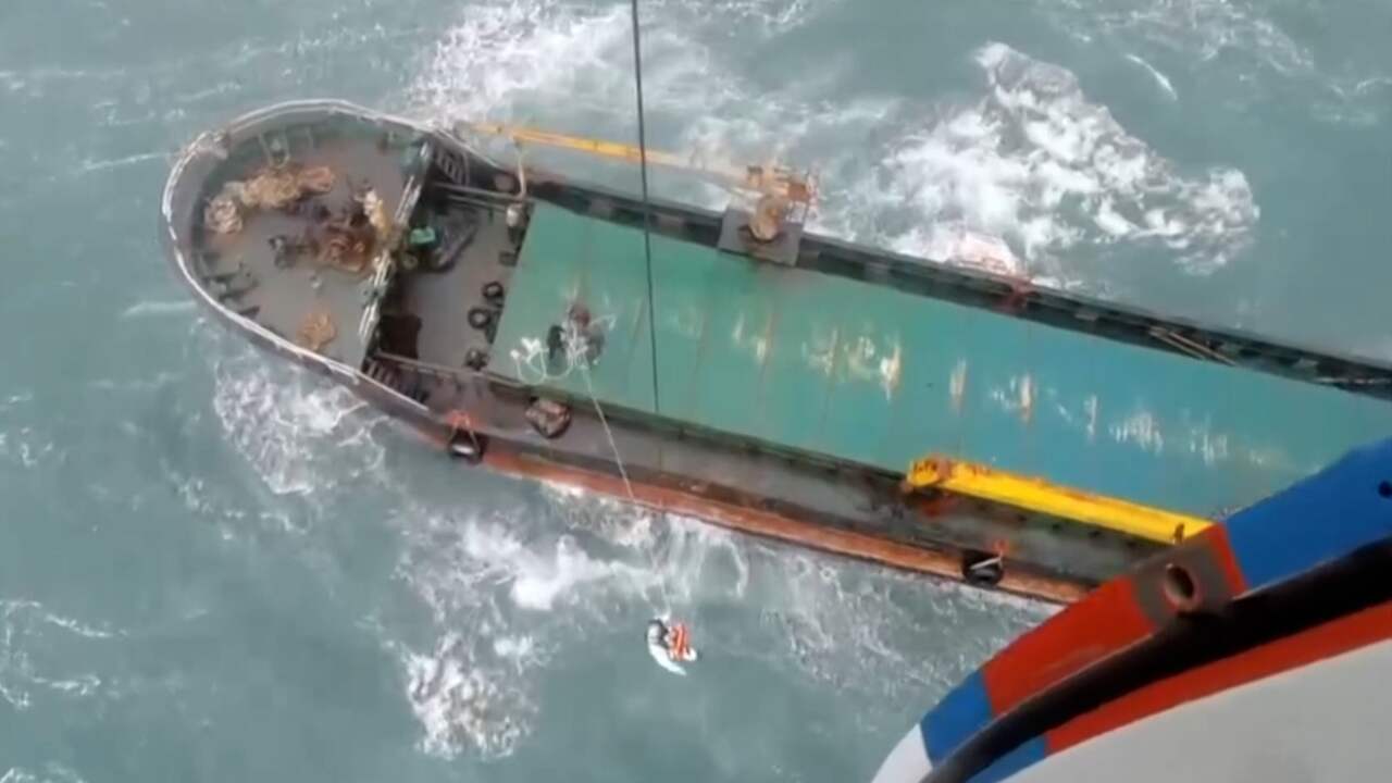 Beeld uit video: Bemanningsleden met helikopters gered van schip in Oost-Chinese zee