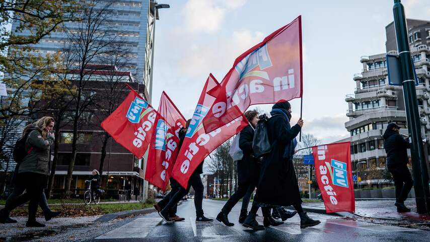 Vakbonden Akkoord Over Loonsverhoging En Verlaging Werkdruk In ...