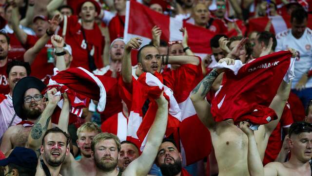 Uitzinnige Deense fans in Bakoe na de zege op Tsjechië in de kwartfinales.