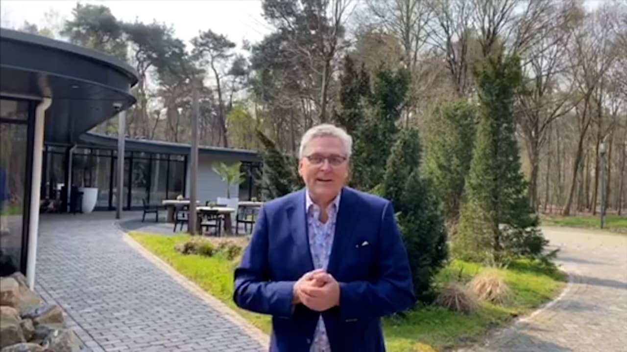 Henk Krol geeft rondleiding door bed and breakfast NU.nl