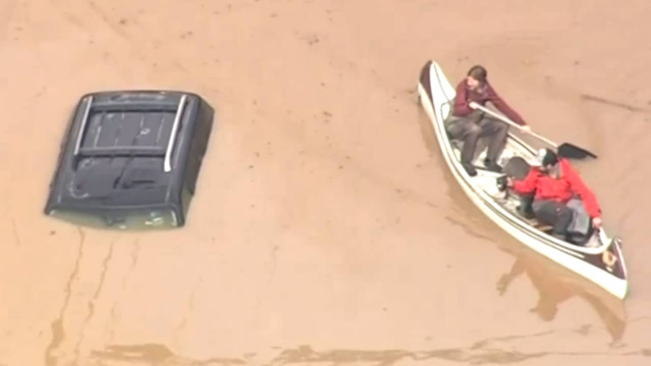 Beeld uit video: Huizen en auto's onder water na overstroming in Californië
