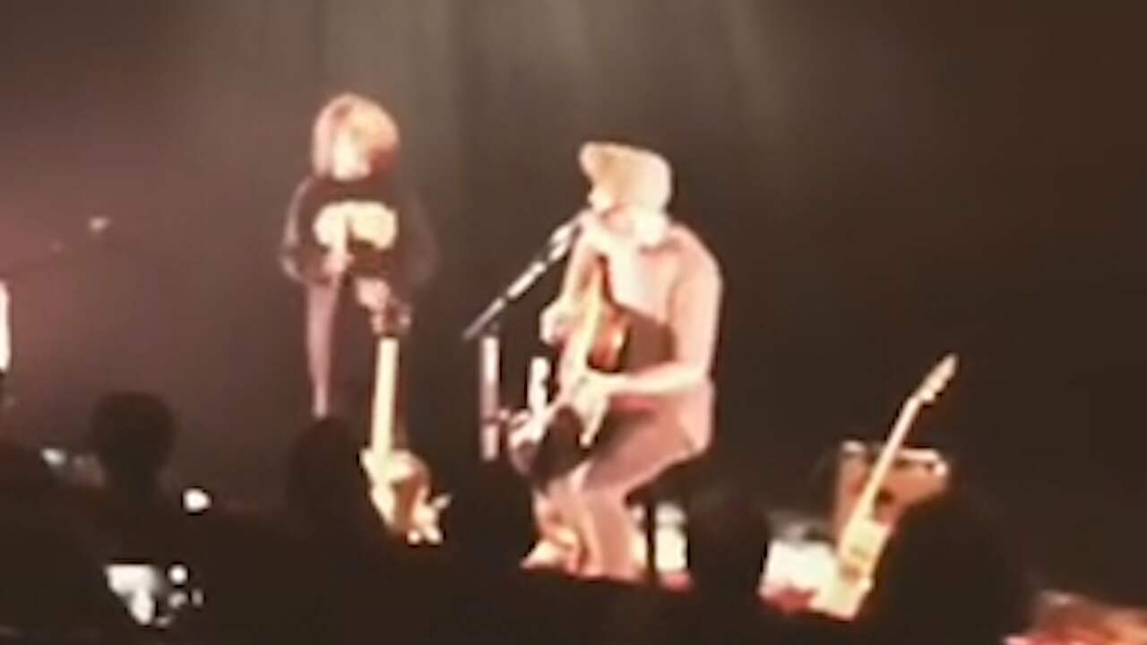 Alain Clark zingt hit Father and Friend met negenjarig zoontje