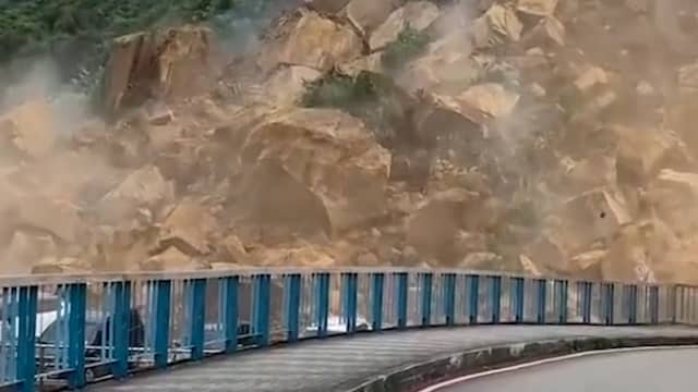 Omstanders filmen grote aardverschuiving in Taiwan