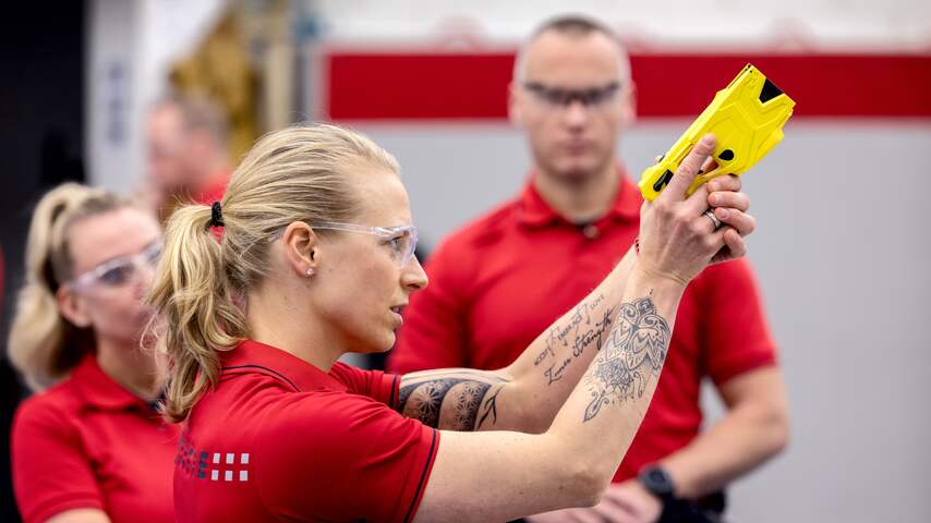 De politie traint voor invoering van de taser